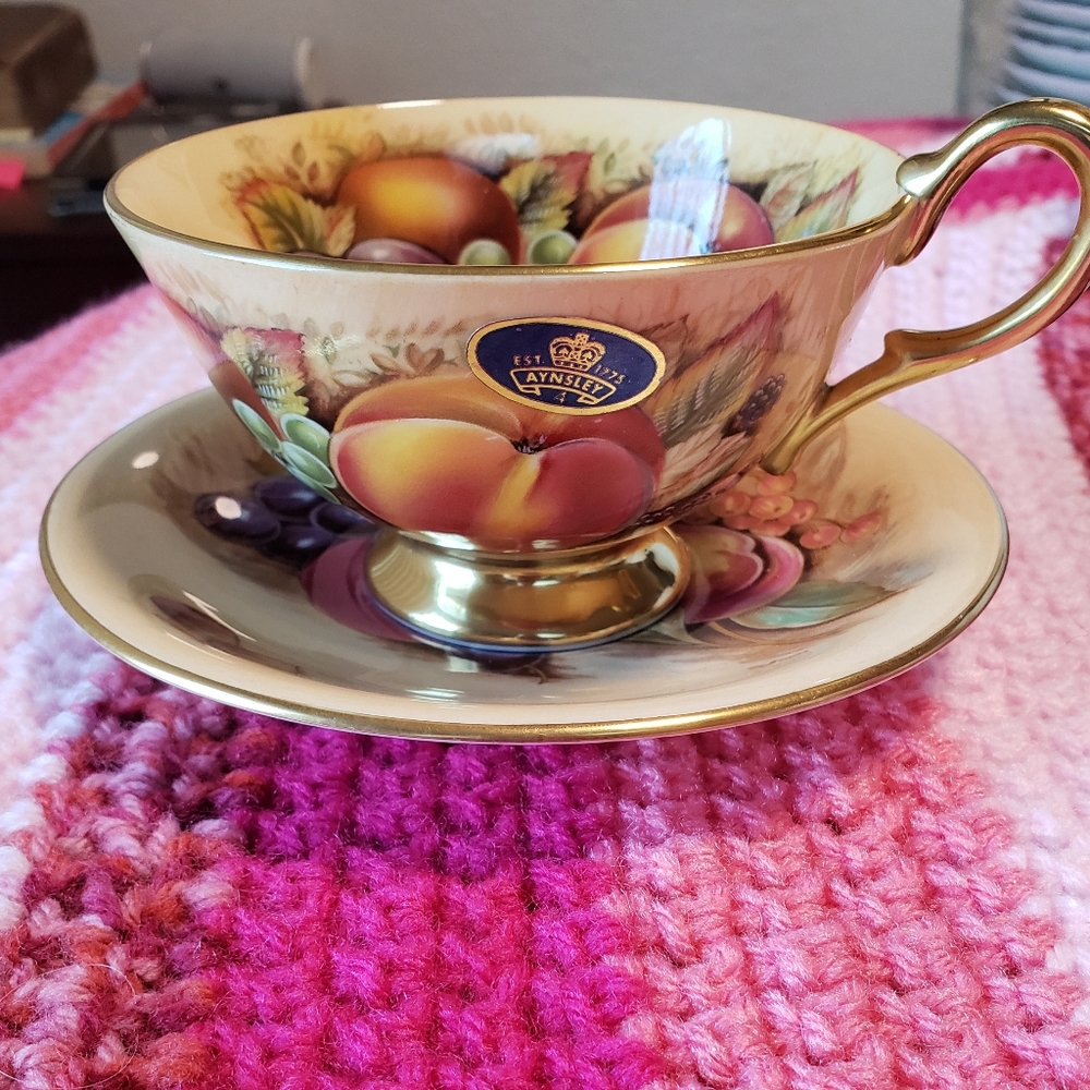 Beautiful  Vintage AYNSLEY ORCHARD With Artist's Signature Made in England.